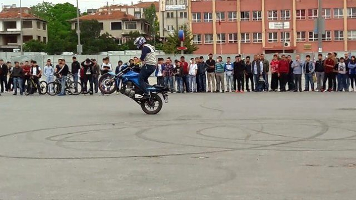 Bağcılar\'da Motor Tutkunu Gençlerden Tehlikeli Gösteri