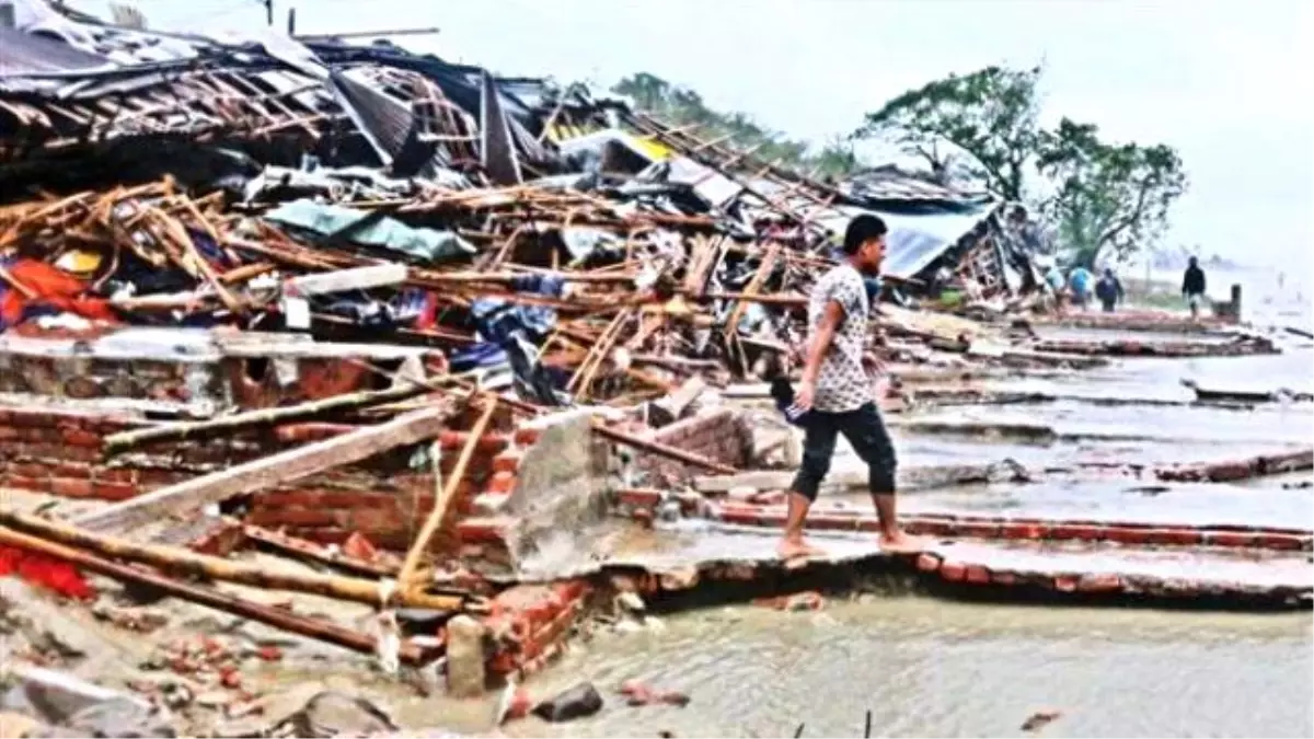 Bangladeş\'i Kasırga Vurdu: 500 Bin İnsan Tahliye Edildi