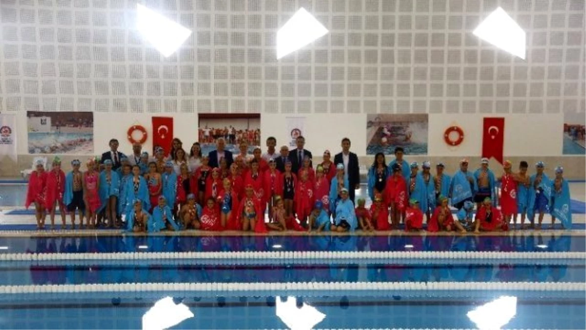 Başkan Zolan\'dan Dereceye Giren Yüzücülere Madalya