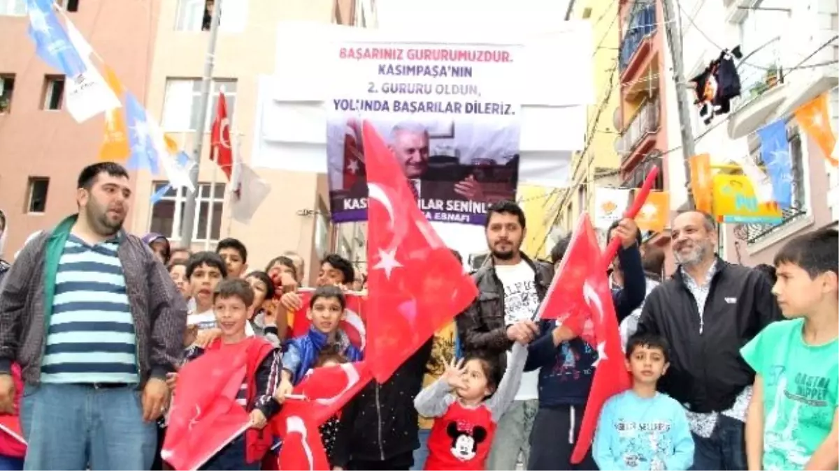 Beyoğlu\'nda Davullu Zurnalı, Meşaleli Binali Yıldırım Kutlaması