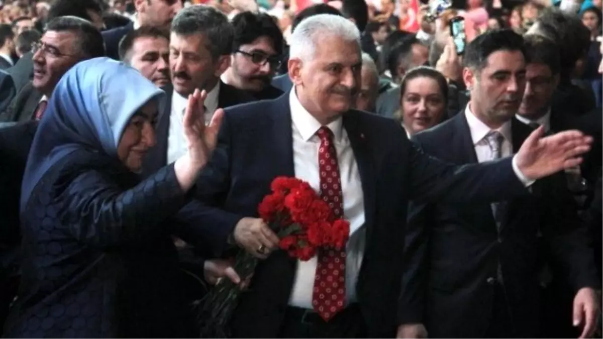 Binali Yıldırım Salona Giriş Yaptı