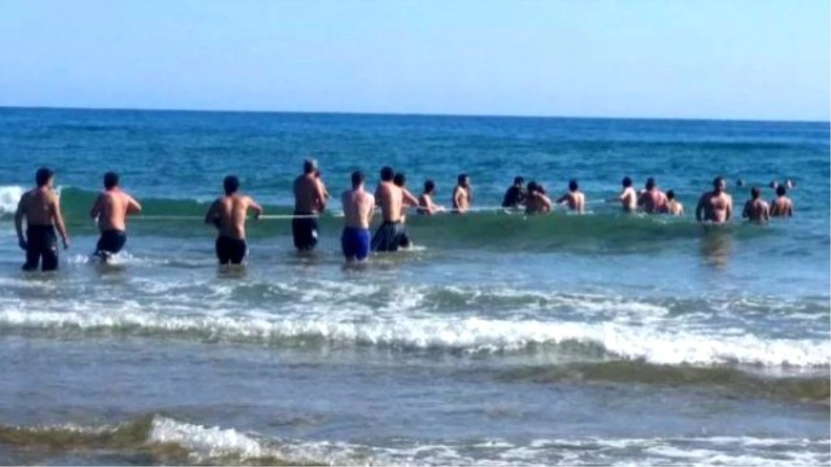 Antalya\'da Uyarılara Rağmen Denize Giren 6 Kişi Halatla Kurtarıldı