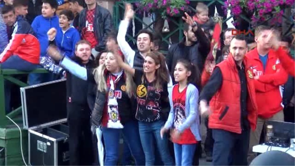 Eskişehirspor Taraftarlarından Buruk Kutlama