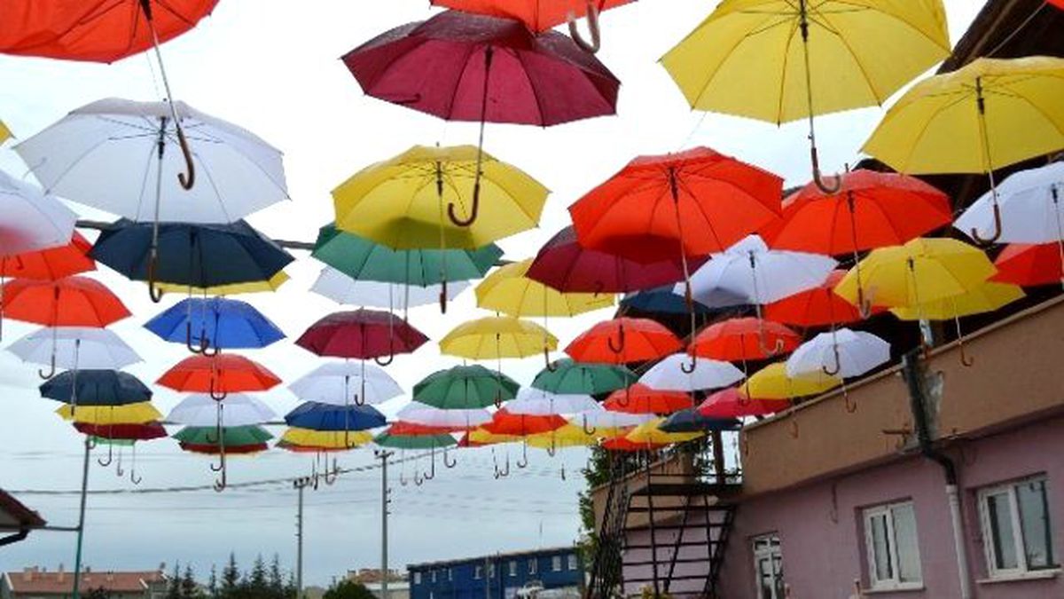 Kulu\'da Engelli Çocuklar İçin Renkli Şemsiyeler Asıldı