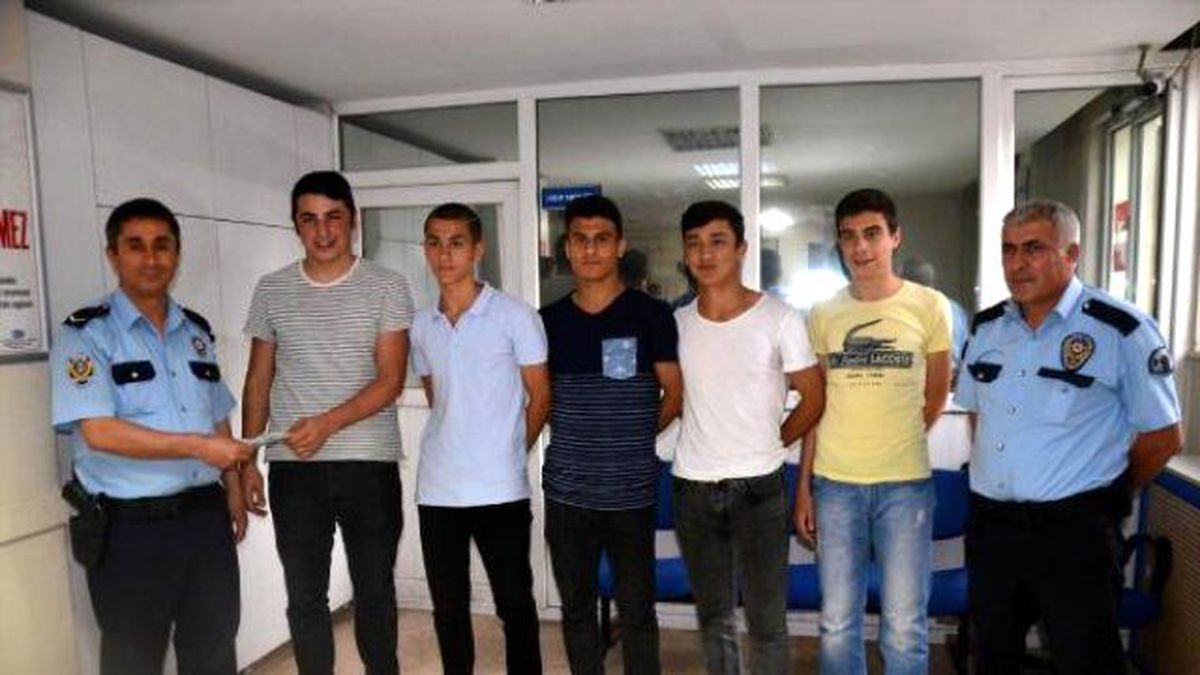Liseli Gençler ATM'de Unutulan 500 Lirayı Polise Teslim Etti