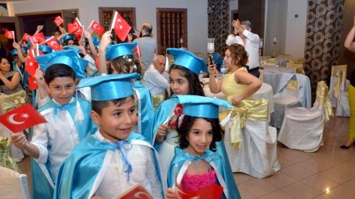 Minik Öğrencilerin Mezuniyet Coşkusu