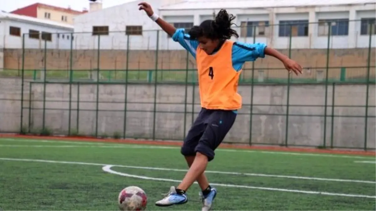 12 Yaşındaki Dişi Messi Yeteneğiyle Göz Dolduruyor