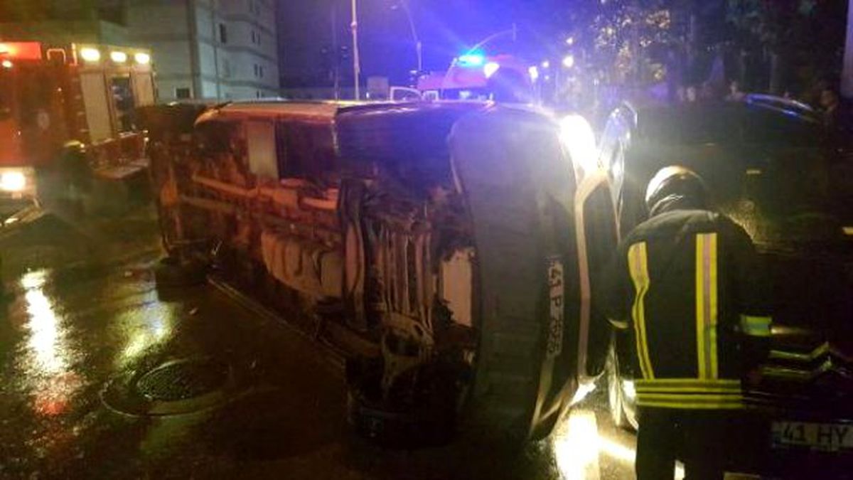 Servis Minibüsü ile Cip Kavşaga Aynı Anda Girdi: 4 Yaralı