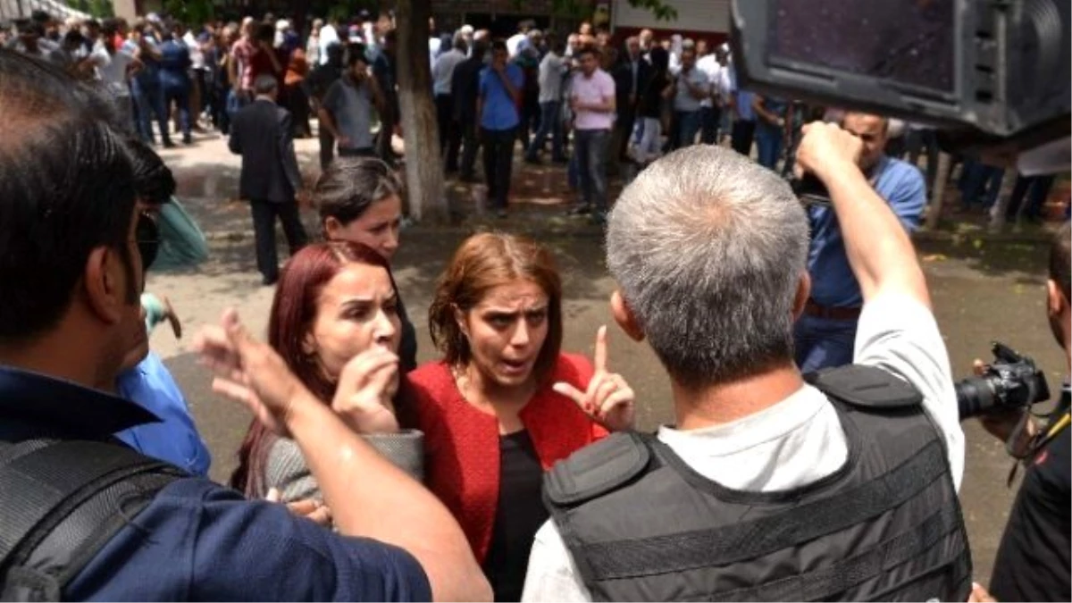 Dokunulmazlık Protestosuna Müdahale! Polis ve HDP\'li Vekil Birbirine Girdi
