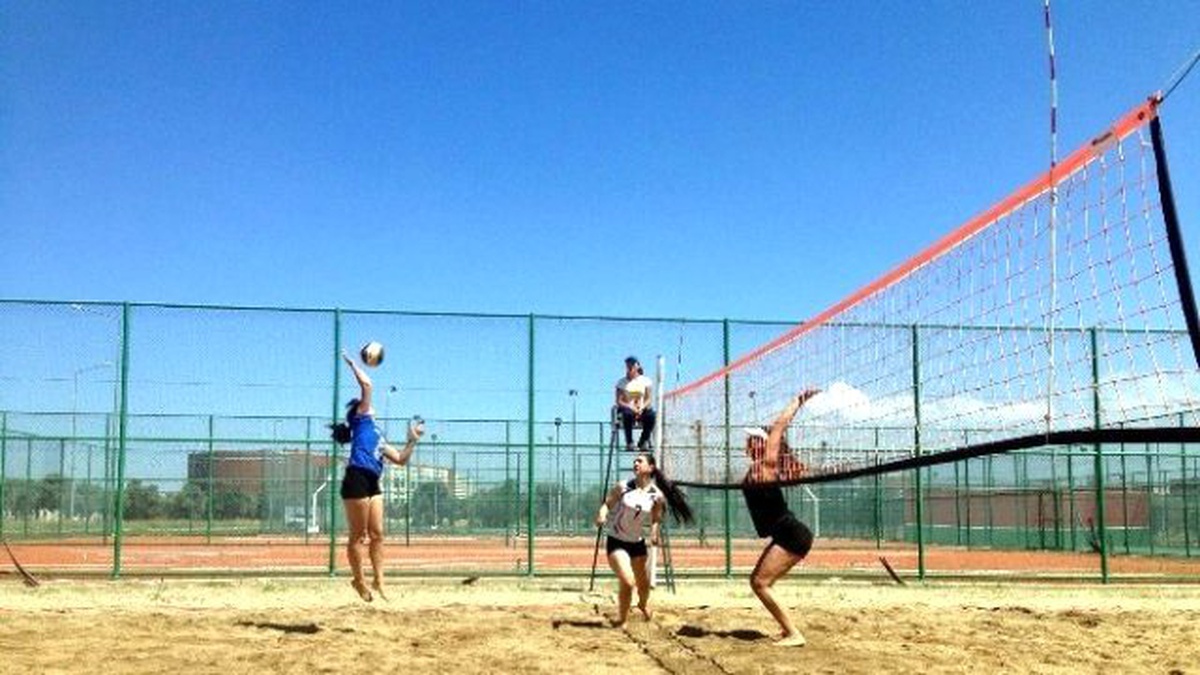 Adü\'de İlk Defa Plaj Voleybolu Müsabakaları Yapıldı