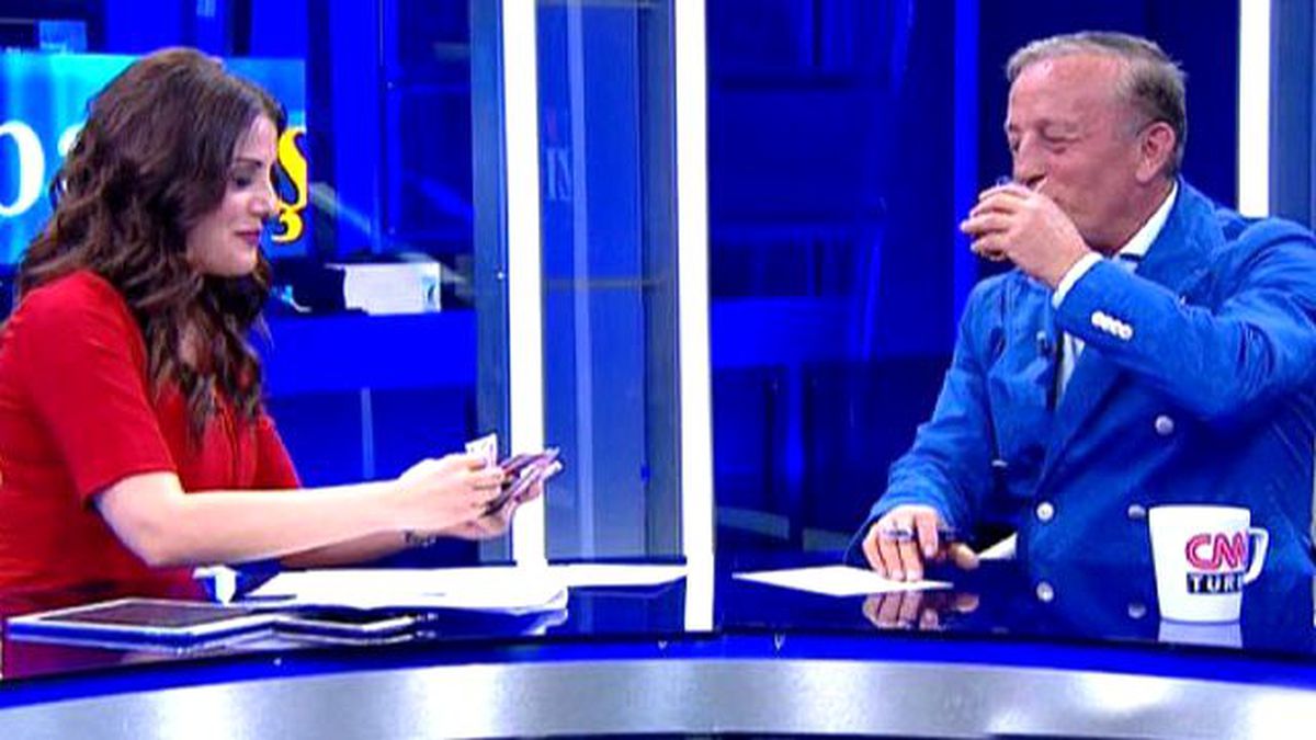 Ağaoğlu'nun Paralarını Sayan Sunucu, CNN Türk'ten Kovuldu