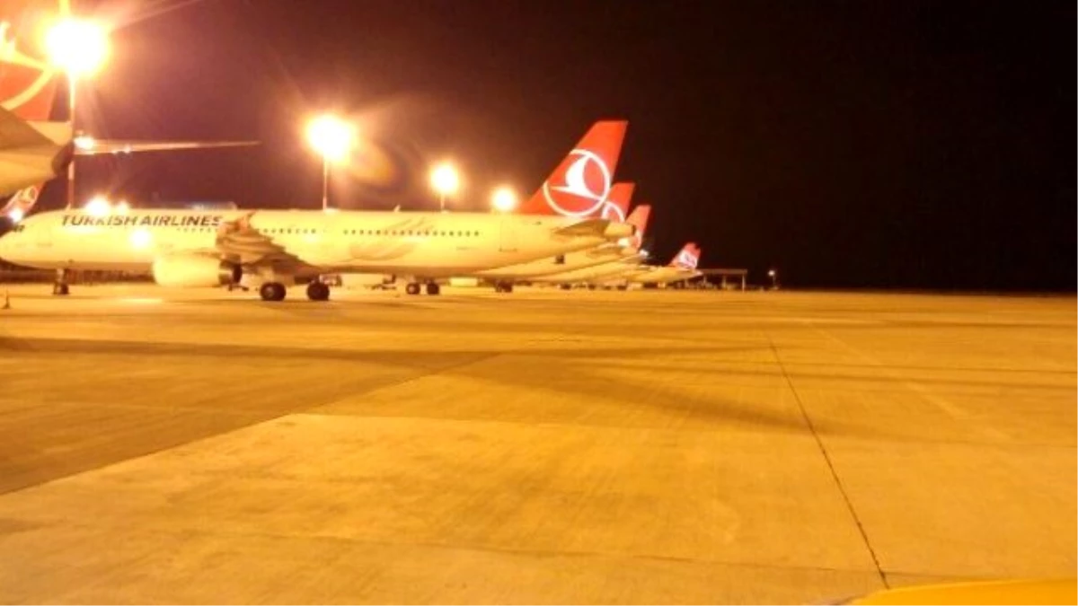 Atatürk Havalimanı\'nda Yoğunluk Yaşanınca Uçaklar Çorlu\'ya İndi