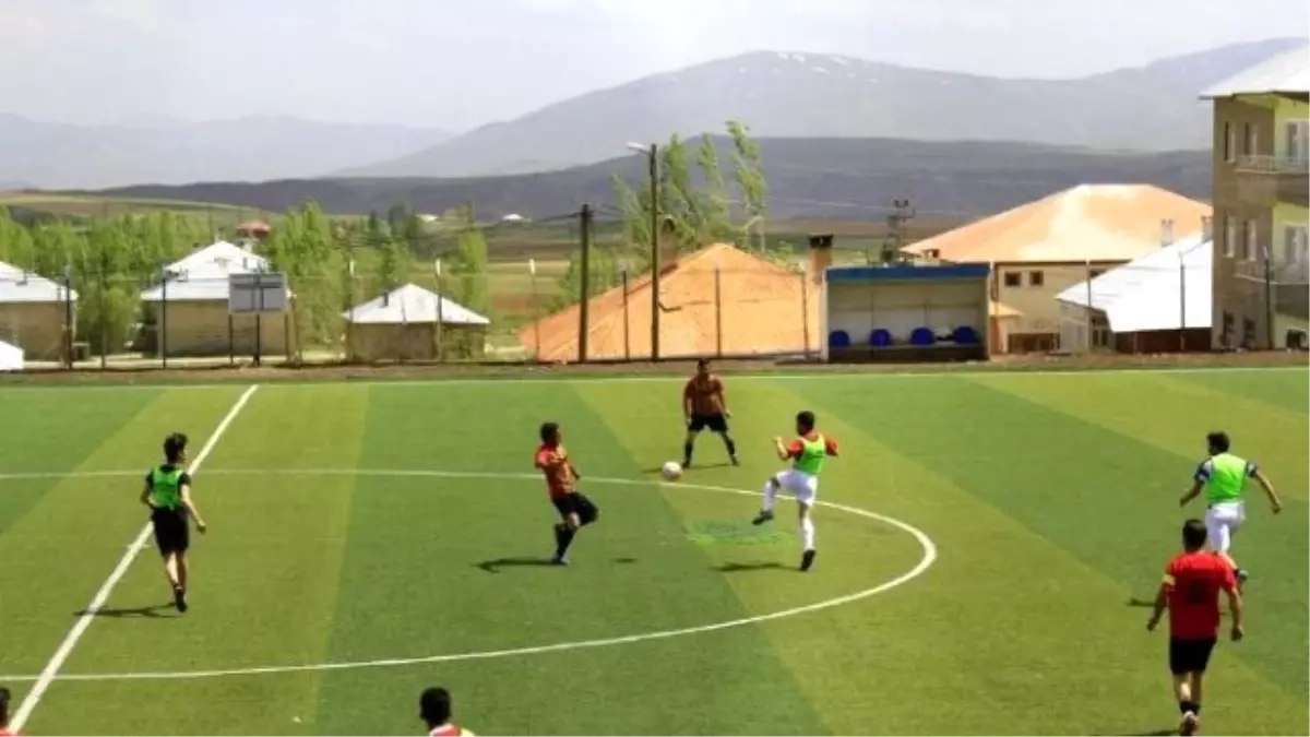 Başkale\'de Futbol Turnuvası