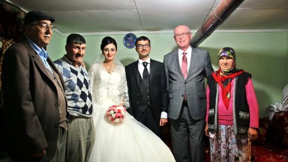Başkan Kurt Genç Çiftleri Mutlu Günlerinde Yalnız Bırakmadı