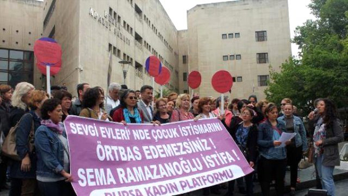 Bursa\'da Kadınlardan Çocuk İstismarı Protestosu