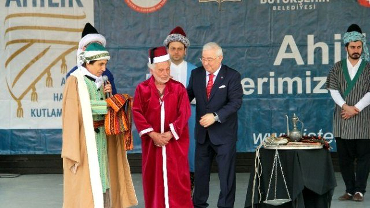 Cumhurbaşkanı Erdoğan\'ın Bakkalı "Yılın Ahi Babası" Oldu