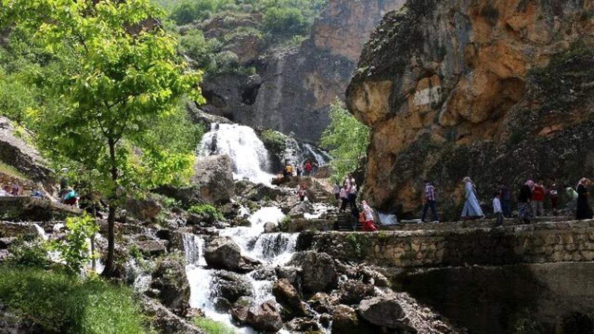 Derebağ Şelalesi\'ne Ziyaretçi Akını