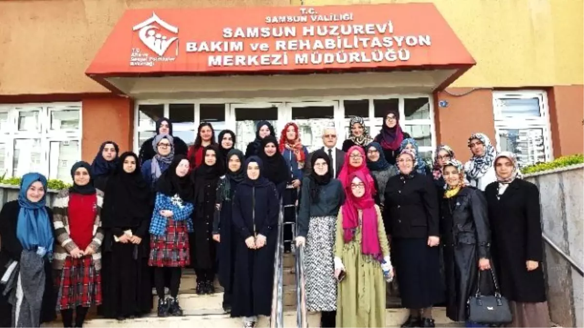 İmam Hatip Lisesi Öğrencilerinden Huzurevi Ziyareti