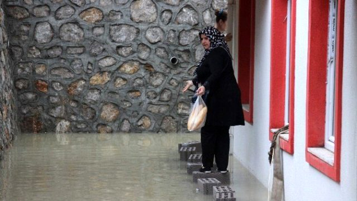 Karabük\'te Etkili Olan Yağmur Sonrası Bazı Binaları Su Bastı