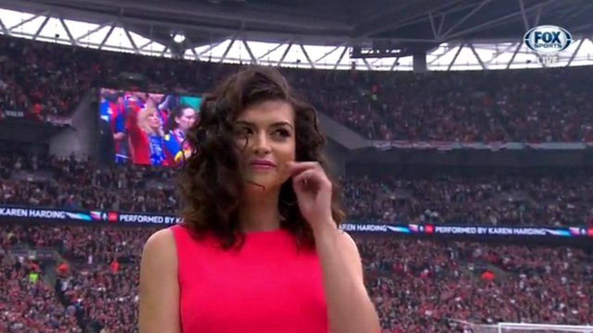 Karen Harding, Maç Öncesi Milli Marşın Başını Kaçırdı