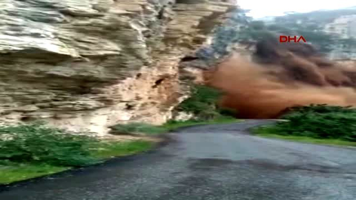 Mersin Heyelan ve Yağış Nedeni ile Kapanan Yolu Vatandaş Açtı