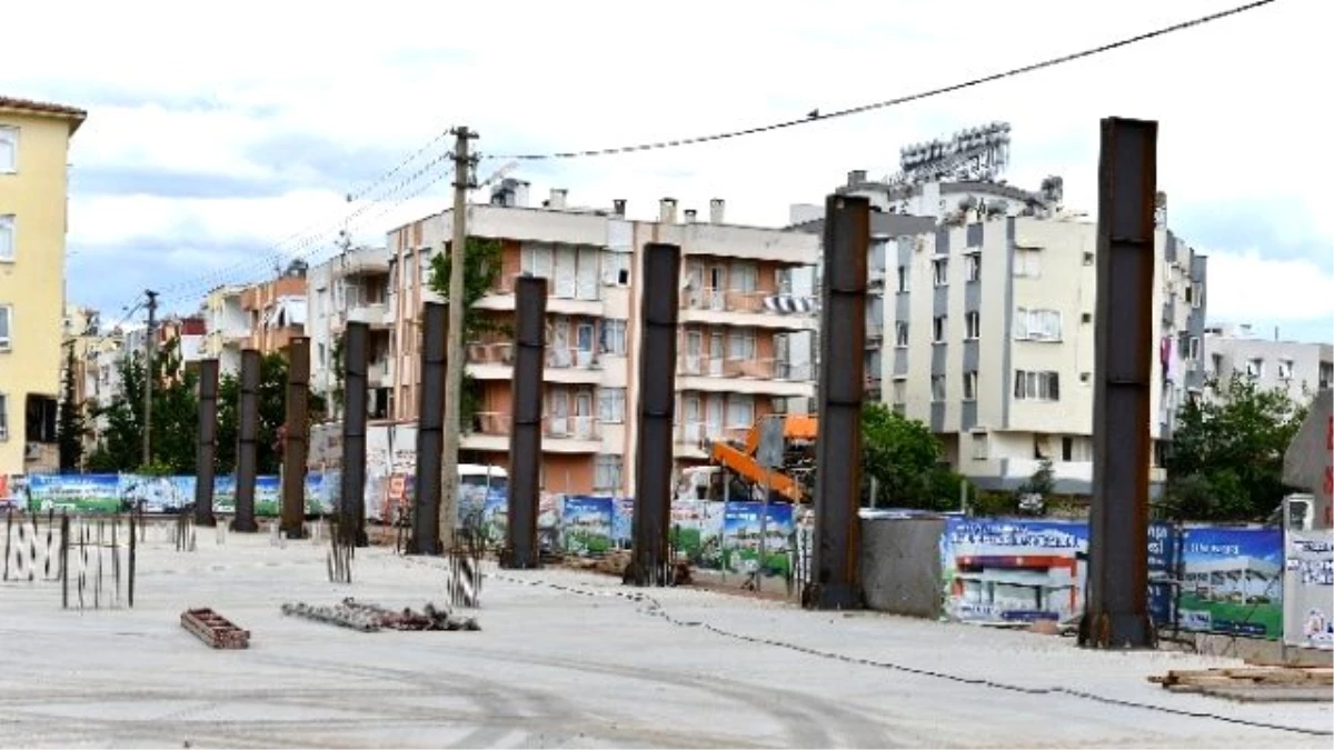 Muratpaşa\'da Kreşli Pazar İnşaatı Devam Ediyor