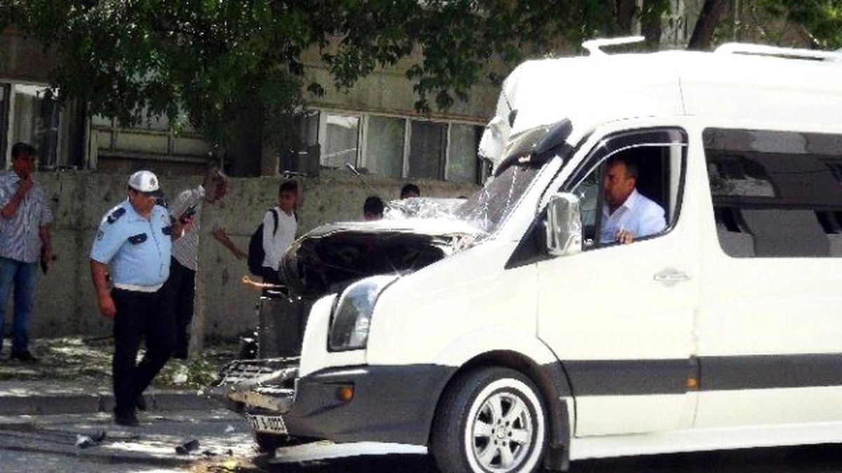 Öğrenci Servisi Askeri Araca Çarptı: 8 Yaralı