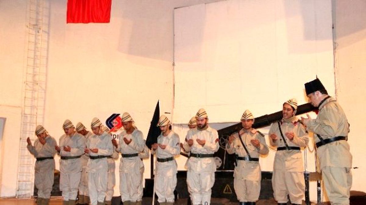 Önce Vatan" Sındırgı\'da Sahnelendi