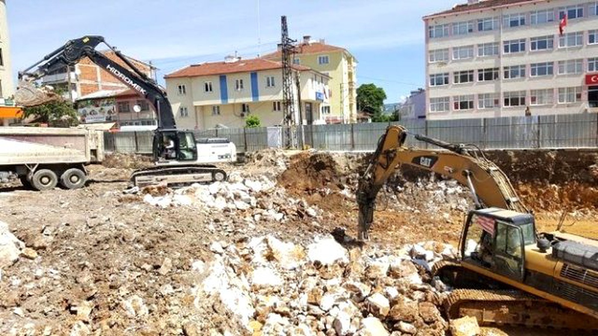 Pazaryeri\'nde İş, Ticaret ve Kültür Merkezi İnşaat Çalışmaları Devam Ediyor