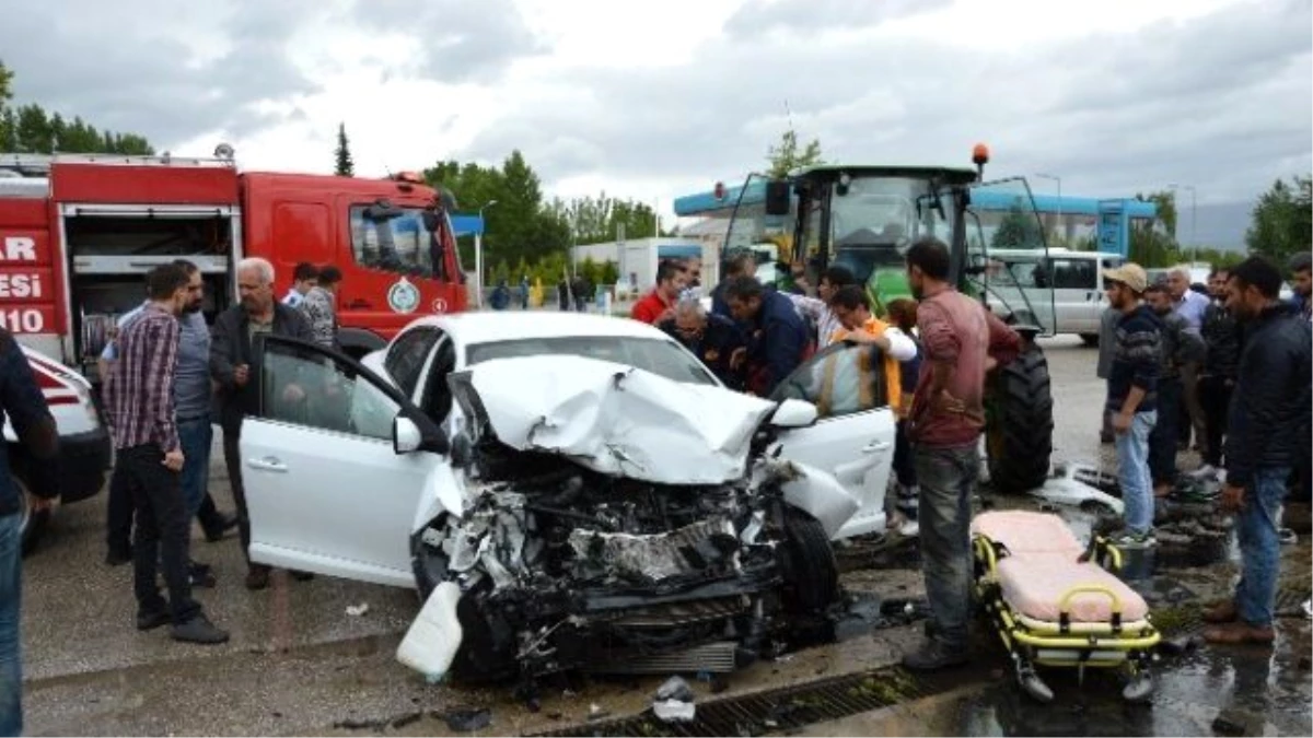Tokat\'ta Traktörle Otomobil Çarpıştı: 3 Yaralı