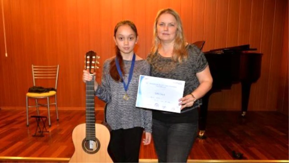12 Yaşındaki Gitar Virtüözü Aylin İtalya\'da Birinci Oldu
