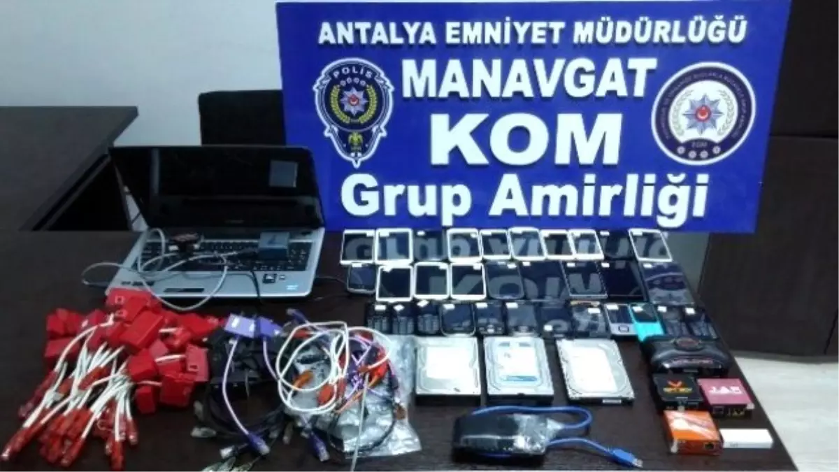 Antalya\'da Gümrük Kaçağı Cep Telefonu Ele Geçirildi