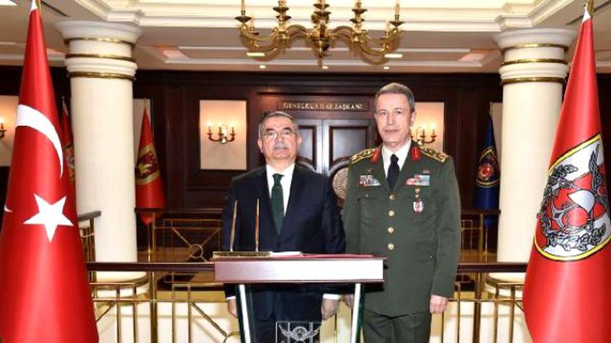 Bakan Yılmaz\'dan Genelkurmay Başkanı Akar\'a Veda Ziyareti