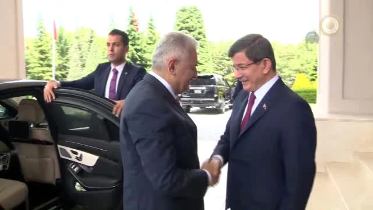 Başbakan Yıldırım, Çankaya Köşkü\'nde Davutoğlu ile Bir Araya Geldi