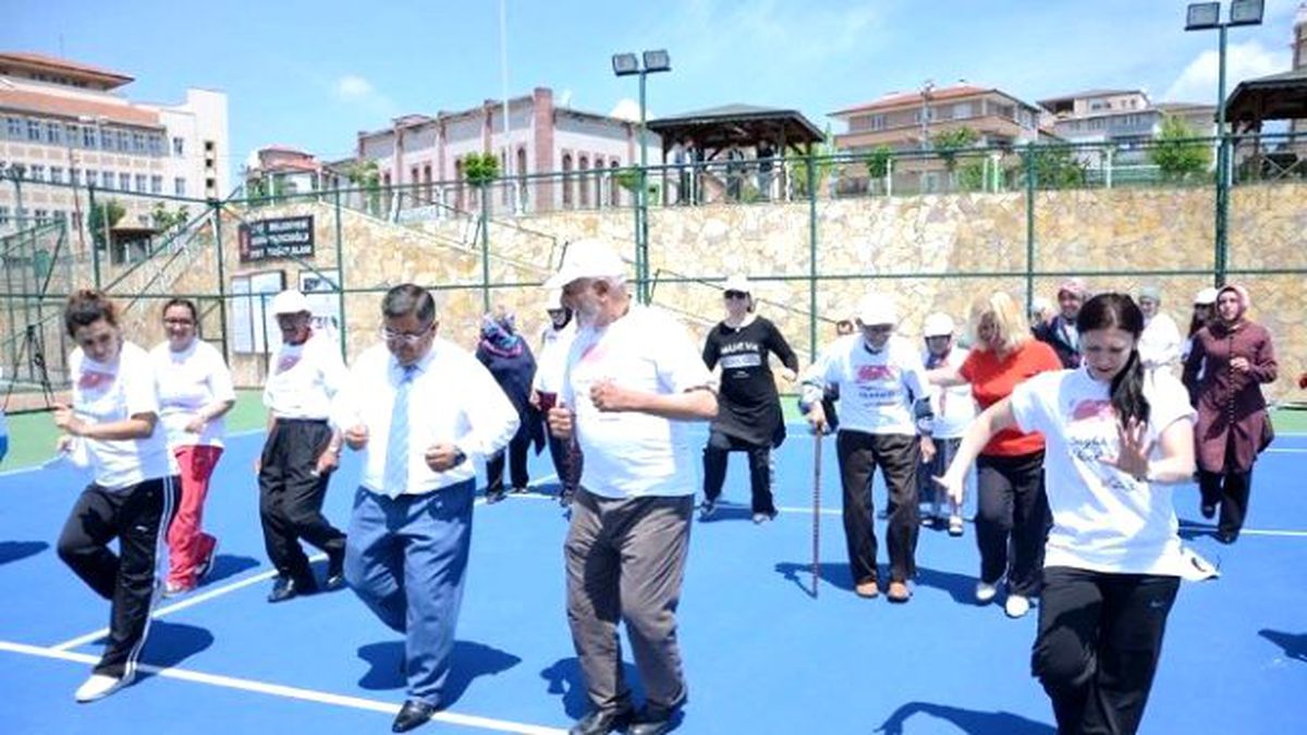 Bastonlu Amca ve Teyzeler Gençlere Taş Çıkardılar