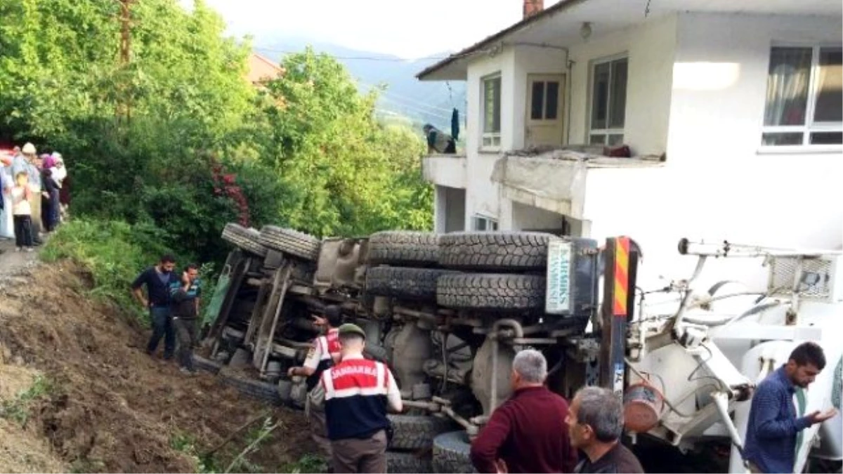 Beton Mikseri Kaza Yaptı: 1 Yaralı