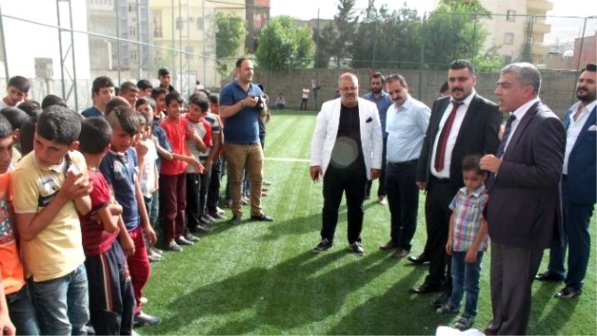 Cizre\'de 100 Çocuğa Spor Kıyafeti Dağıtıldı