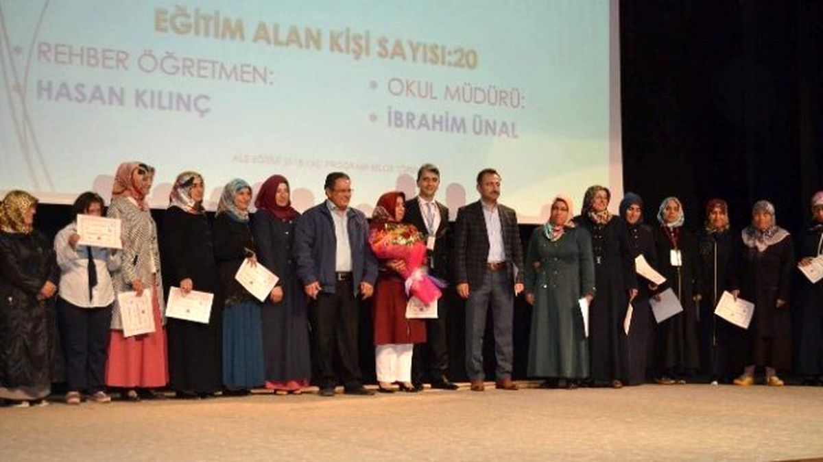 Develi\'de 0-18 Yaş Aile Eğitimine Katılanlara Belgeleri Verildi