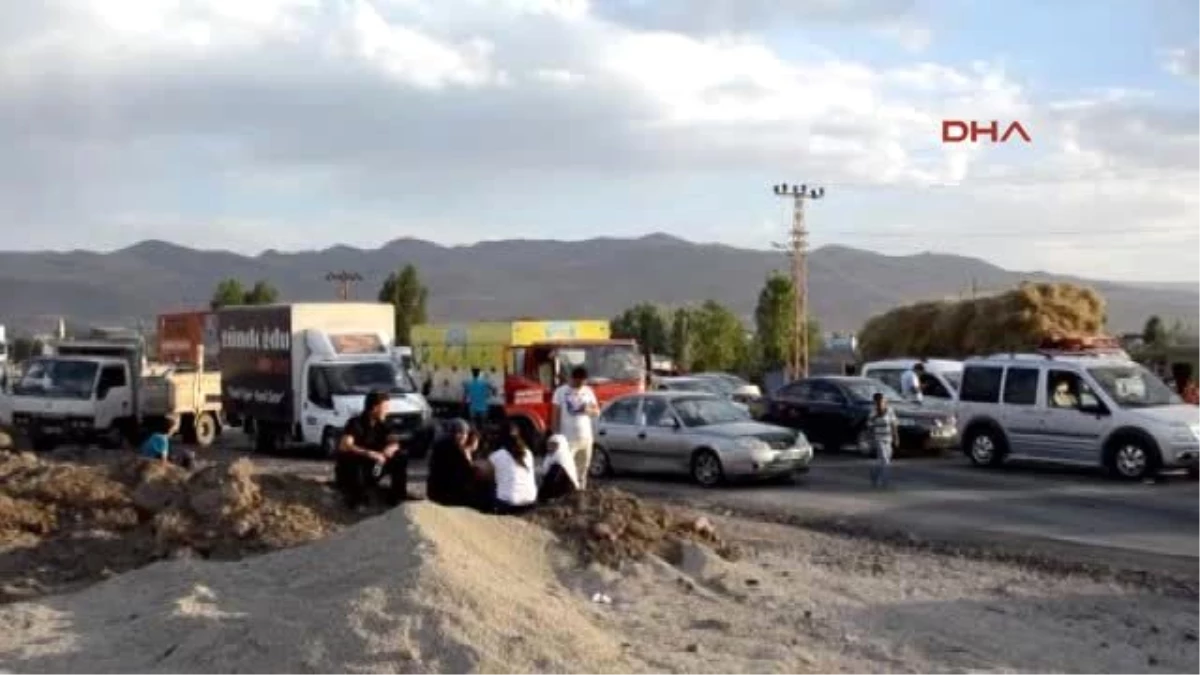 Doğubayazıt- Çaldıran Yolunu Kesen PKK\'lılar 12 Aracı Yaktı