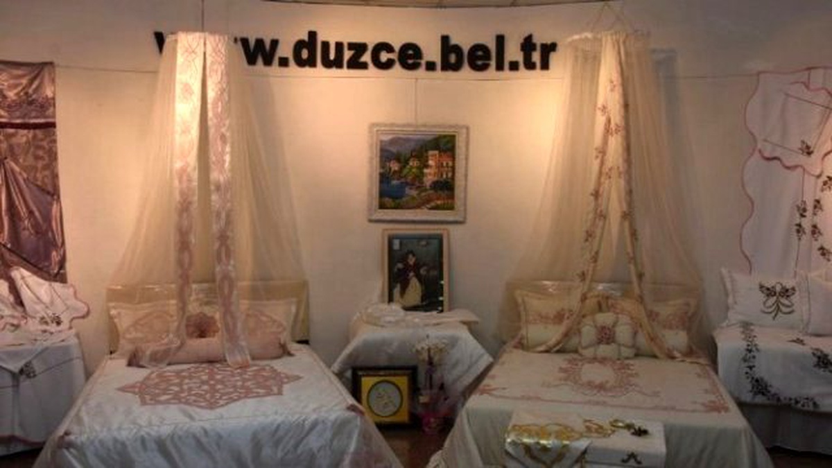 Düzce Meslek Edindirme Kursları Kursiyerlerinin Sergisi İngiltere\'de