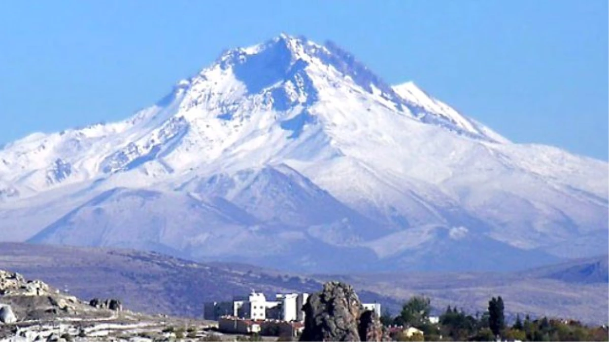 Erciyes Dağı\'na Mayıs Ayında İkinci Kez Kar Yağdı