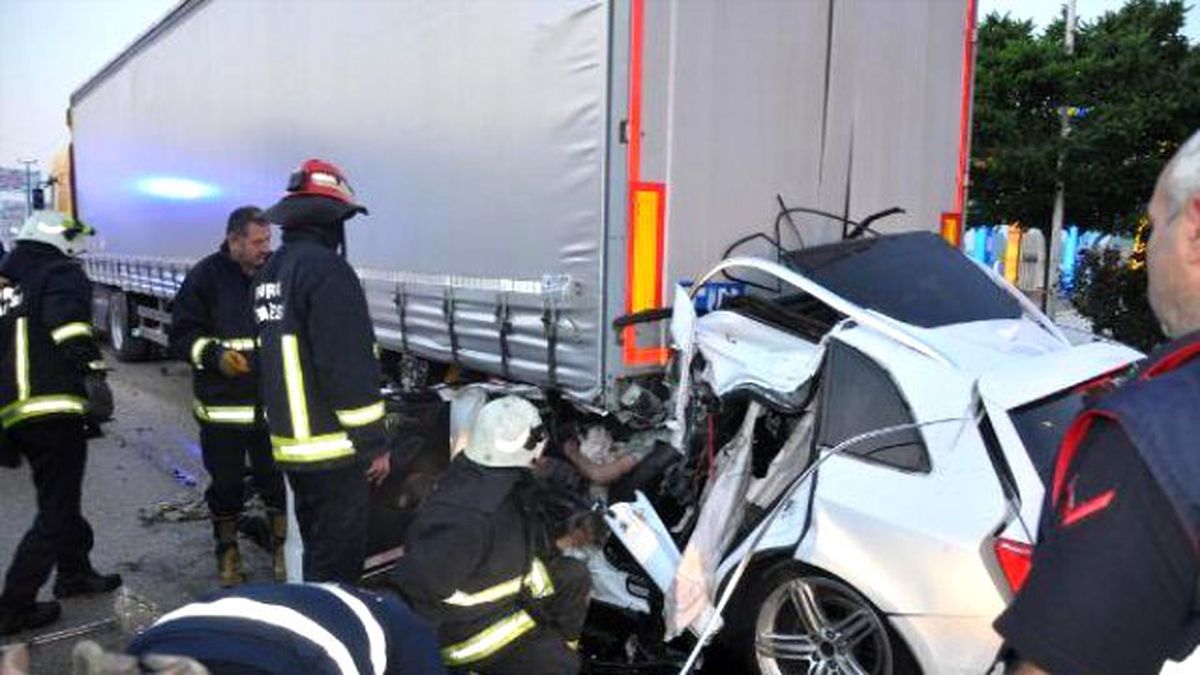 Mucize! Parçalanan Otomobilden Hava Yastığı Sayesinde Ağır Yaralı Kurtuldu