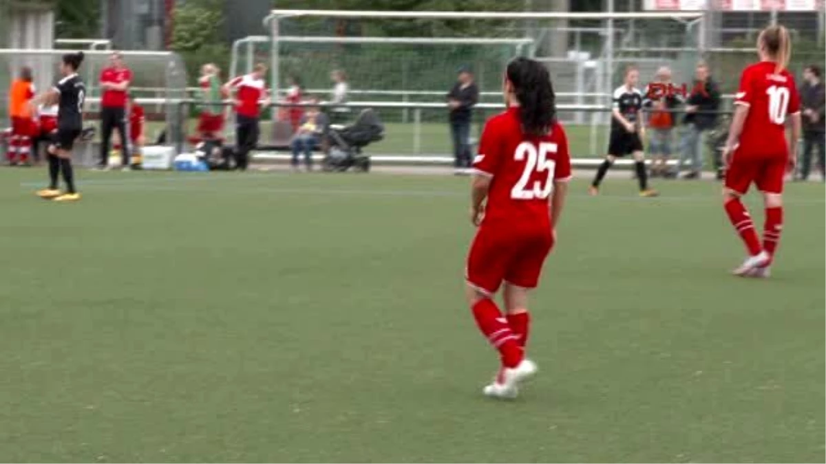 Kadın Milli Takım Futbolcusu Bilgin Defterli Jübile Yapıyor