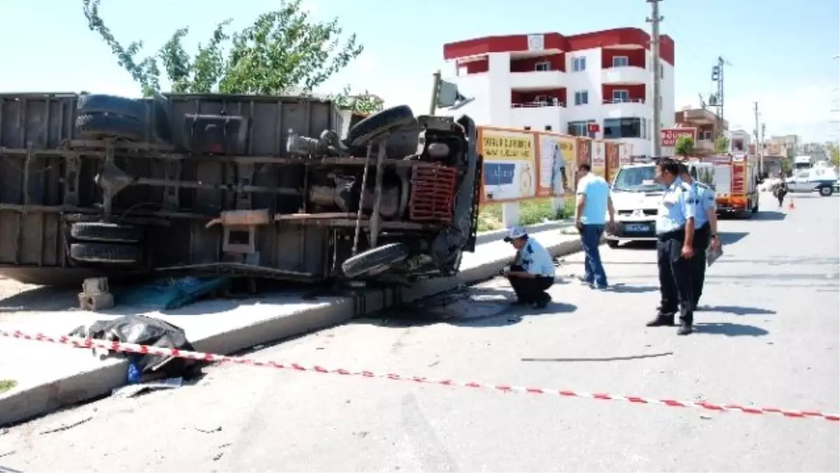 Kamyonet Otomobili Biçti: 2 Ölü, 2 Yaralı