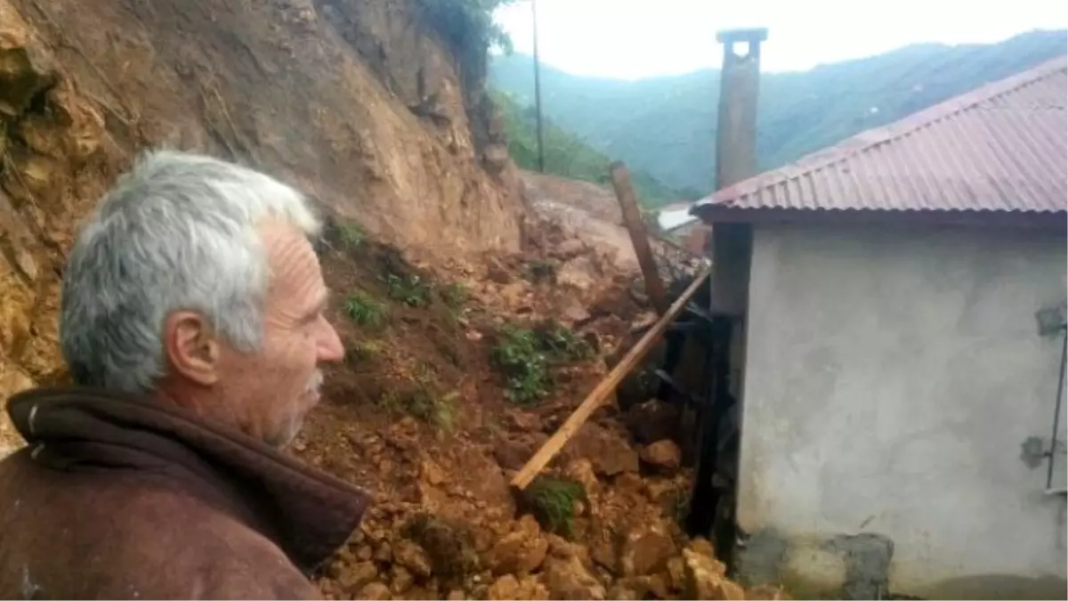 Kaya Kütleleri Evin Duvarını Yıktı