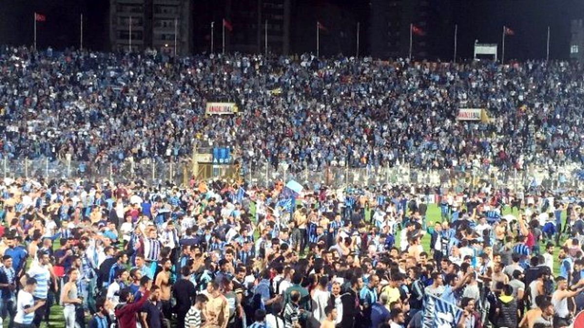 Maç Sonrası Sahaya Bisikletiyle Girdi