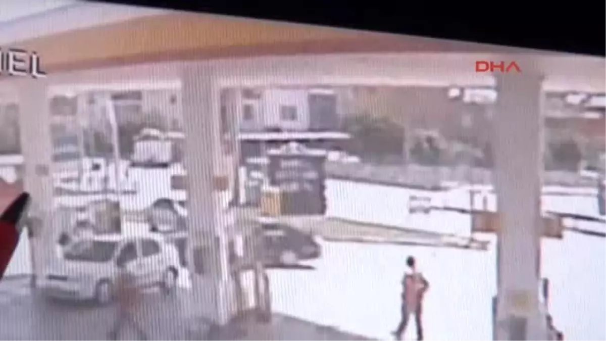 Tarsus?ta Kamyonet Kavşakta Otomobili Biçti: 2 Ölü, 2 Yaralı