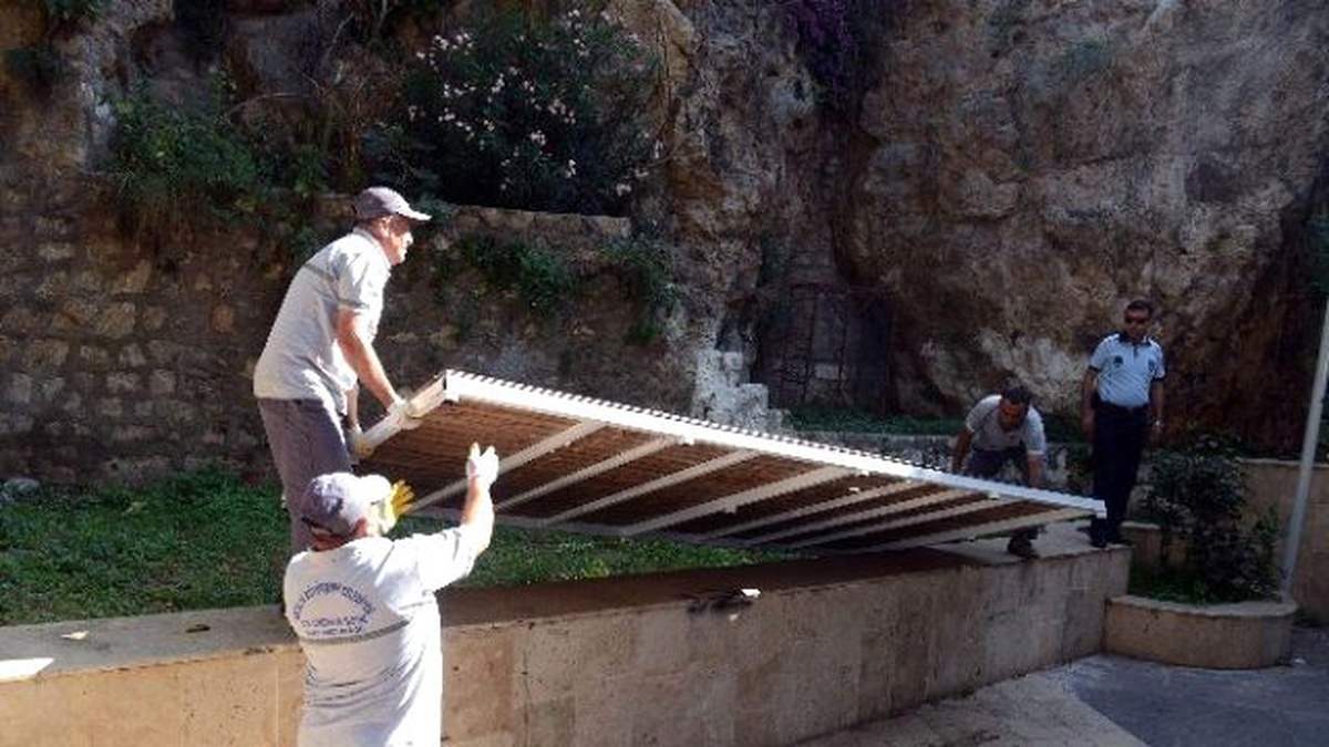 Antalya Yat Limanı\'ndaki İzinsiz Yapılar Kaldırıldı
