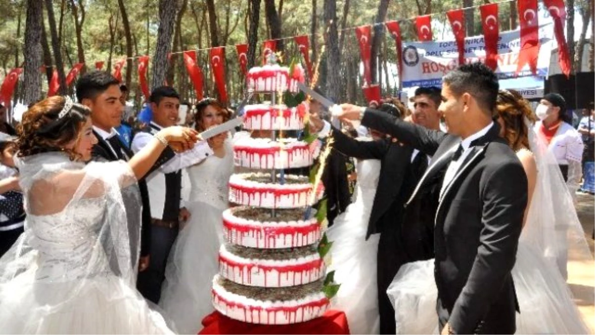 Aydın\'da Polis Romanlara Düğün Yaptı