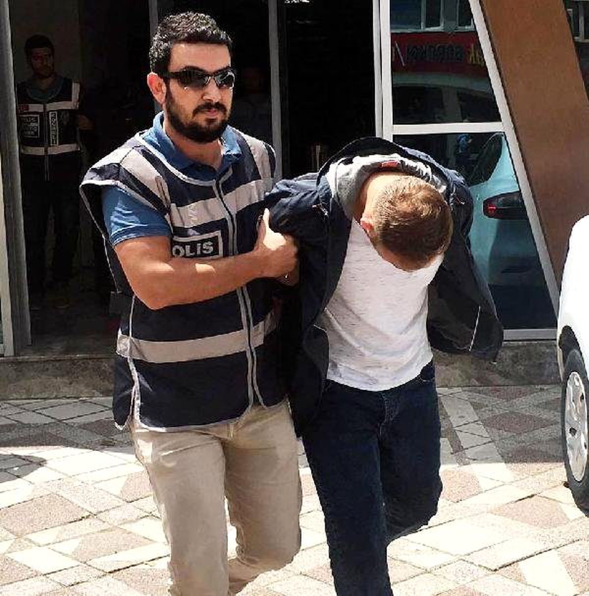 Dolandırdıkları Yaşlı Adama Evini Sattırmaya Çalışırken Yakalandılar